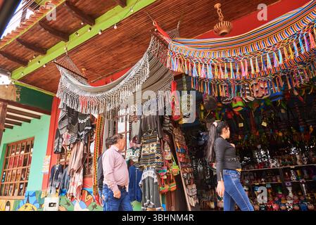 Raquira, Boyaca, Colombie ; 29 novembre 2022 : magasin de souvenirs et autres produits artisanaux : sacs, chandails, hamacs, articles en céramique, etc Banque D'Images