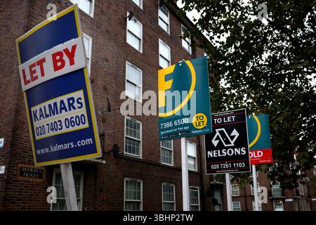 Photo du dossier datée du 05/10/15 des agences de location et des agents immobiliers signent à l'extérieur des appartements sur le chemin Old Kent à Londres. Les prix des locations ont ralenti à leur plus faible augmentation annuelle depuis que le marché faisait face aux impacts de la pandémie de coronavirus, selon les chiffres d’un site web immobilier. Date d'émission : mercredi 11 juin 2025. Banque D'Images