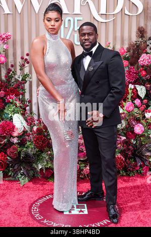 LOS ANGELES, CALIFORNIE, États-Unis - JUIN 09 : le mannequin américain Eniko Parrish Hart et son mari/acteur et comédien américain Kevin Hart (Kevin Darnell Hart) arrivent aux BET Awards 2025 (25e Annual BET Awards) qui se tiennent au Peacock Theater à L.A. Live le 9 juin 2025 à Los Angeles, Californie, États-Unis. (Photo de Xavier Collin/image Press Agency) Banque D'Images