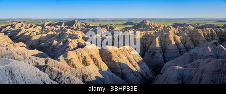 Vue panoramique des formations rocheuses avec coucher de soleil au parc national des Badlands, Dakota du Sud, États-Unis. Banque D'Images