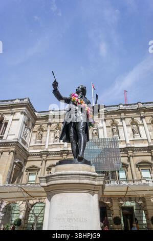 Statue de l'artiste Sir Joshua Reynolds, avec une guirlande de fleurs pour célébrer l'exposition d'été, Royal Academy, Piccadilly, Londres, Royaume-Uni Banque D'Images