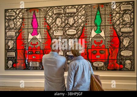 Couple regardant Beard Aware de Gilbert et George à la Royal Academy Summer Exhibition 2016, Londres, Royaume-Uni Banque D'Images