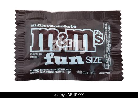 Pack de bonbons multicolores M et M, isolés sur fond transparent Banque D'Images