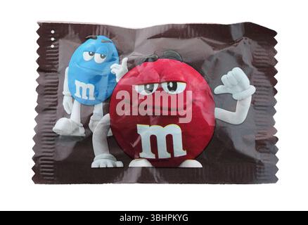 Pack de bonbons multicolores M et M, isolés sur fond transparent Banque D'Images