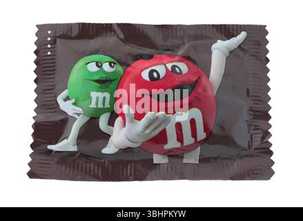 Pack de bonbons multicolores M et M, isolés sur fond transparent Banque D'Images