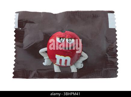 Pack de bonbons multicolores M et M, isolés sur fond transparent Banque D'Images