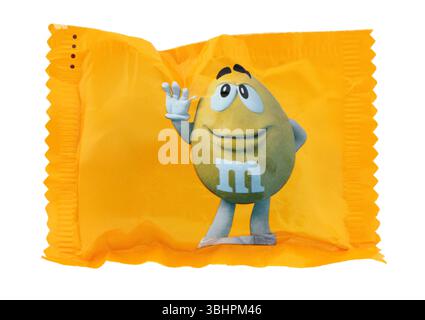 Pack de bonbons multicolores M et M, isolés sur fond transparent Banque D'Images