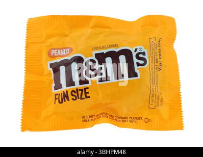 Pack de bonbons multicolores M et M, isolés sur fond transparent Banque D'Images