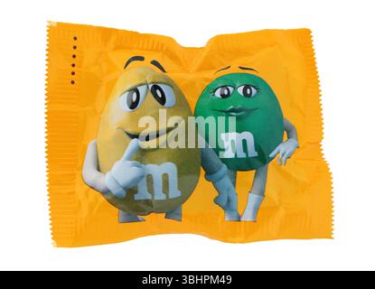 Pack de bonbons multicolores M et M, isolés sur fond transparent Banque D'Images