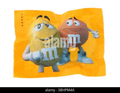 Pack de bonbons multicolores M et M, isolés sur fond transparent Banque D'Images