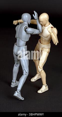 L'attaquant frappe à droite. Defender se referme, se range avec la gauche, puis coude la poitrine de l'adversaire avec la droite. Banque D'Images