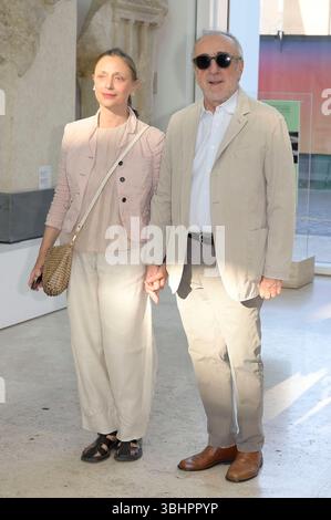 Maria Laura Rondanini mit Ehefrau Silvio Orlando BEI der Veranstaltung la Scienza e il Cinema - Immaginare il futuro / Wissenschaft und Kino - Vorstellung der Zukunft der Carla Fendi Foundation im Museo dell Ara Pacis. ROM, 10.06.2025 *** Maria Laura Rondanini avec son épouse Silvio Orlando à l'événement la Scienza e il Cinema Immaginare il futuro Science et Cinéma imaginer l'avenir de la Fondation Carla Fendi au Museo dell Ara Pacis Rome, 10 06 2025 Foto :XA.XM.xTinghinox/xFuturexImagex scienza 5675 Banque D'Images