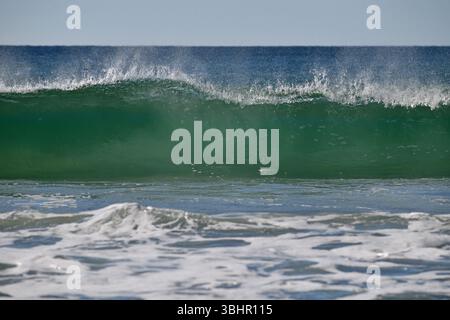 Les vagues se brisent sur une plage de la Sunshine Coast, Noosa, Queensland, Australie Banque D'Images