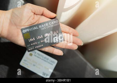 Image en gros plan de la carte de crédit noire sur la main de la femme sur un autre blanc sur le fond de la table. Concept d'achat en ligne. Banque D'Images