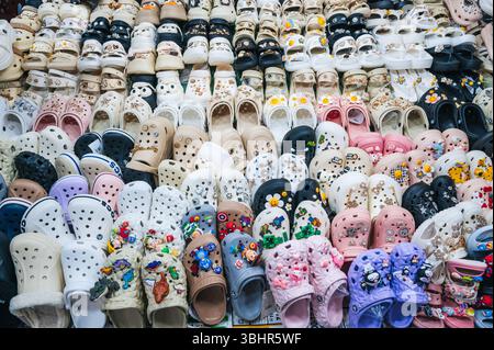 Sabots et autres produits Crocs sont vendus au magasin de chaussures. DA Nang, Vietnam - 29 novembre 2024. Banque D'Images