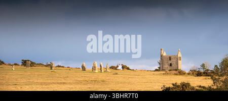 Une image panoramique de quelques-unes des pierres debout d'un cercle de pierre de l'âge du Néolithique tardif ou du début du Bronze. Un des trois cercles connus sous le nom de Hurlers sur B. Banque D'Images