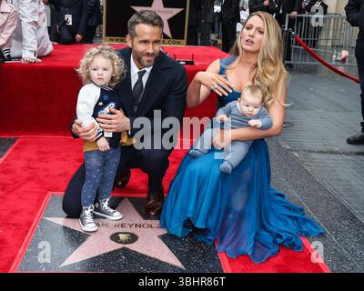 (DOSSIER) poursuite de Justin Baldoni contre Blake Lively rejetée par le juge fédéral. HOLLYWOOD, LOS ANGELES, CALIFORNIE, États-Unis - 15 DÉCEMBRE : L'acteur, producteur et homme d'affaires canado-américain Ryan Reynolds et son épouse/actrice américaine Blake Lively posent avec leurs filles James Reynolds et Inez Reynolds lors d'une cérémonie honorant Ryan Reynolds avec une star sur le Hollywood Walk of Fame - dédicace de la 2 596e star sur le Walk of Fame dans la catégorie Motion Pictures le 15 décembre 2015 à Hollywood, Los Angeles, Californie, États-Unis. (Photo de Xavier Collin/image Press Agency) Banque D'Images