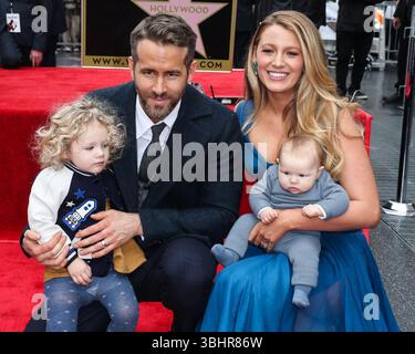 (DOSSIER) poursuite de Justin Baldoni contre Blake Lively rejetée par le juge fédéral. HOLLYWOOD, LOS ANGELES, CALIFORNIE, États-Unis - 15 DÉCEMBRE : L'acteur, producteur et homme d'affaires canado-américain Ryan Reynolds et son épouse/actrice américaine Blake Lively posent avec leurs filles James Reynolds et Inez Reynolds lors d'une cérémonie honorant Ryan Reynolds avec une star sur le Hollywood Walk of Fame - dédicace de la 2 596e star sur le Walk of Fame dans la catégorie Motion Pictures le 15 décembre 2015 à Hollywood, Los Angeles, Californie, États-Unis. (Photo de Xavier Collin/image Press Agency) Banque D'Images