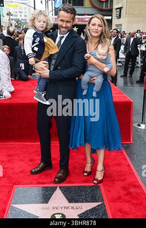 (DOSSIER) poursuite de Justin Baldoni contre Blake Lively rejetée par le juge fédéral. HOLLYWOOD, LOS ANGELES, CALIFORNIE, États-Unis - 15 DÉCEMBRE : L'acteur, producteur et homme d'affaires canado-américain Ryan Reynolds et son épouse/actrice américaine Blake Lively posent avec leurs filles James Reynolds et Inez Reynolds lors d'une cérémonie honorant Ryan Reynolds avec une star sur le Hollywood Walk of Fame - dédicace de la 2 596e star sur le Walk of Fame dans la catégorie Motion Pictures le 15 décembre 2015 à Hollywood, Los Angeles, Californie, États-Unis. (Photo de Xavier Collin/image Press Agency) Banque D'Images