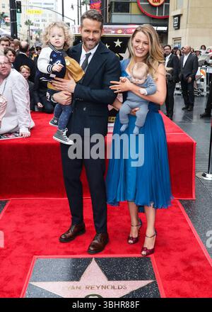 (DOSSIER) poursuite de Justin Baldoni contre Blake Lively rejetée par le juge fédéral. HOLLYWOOD, LOS ANGELES, CALIFORNIE, États-Unis - 15 DÉCEMBRE : L'acteur, producteur et homme d'affaires canado-américain Ryan Reynolds et son épouse/actrice américaine Blake Lively posent avec leurs filles James Reynolds et Inez Reynolds lors d'une cérémonie honorant Ryan Reynolds avec une star sur le Hollywood Walk of Fame - dédicace de la 2 596e star sur le Walk of Fame dans la catégorie Motion Pictures le 15 décembre 2015 à Hollywood, Los Angeles, Californie, États-Unis. (Photo de Xavier Collin/image Press Agency) Banque D'Images