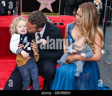 (DOSSIER) poursuite de Justin Baldoni contre Blake Lively rejetée par le juge fédéral. HOLLYWOOD, LOS ANGELES, CALIFORNIE, États-Unis - 15 DÉCEMBRE : L'acteur, producteur et homme d'affaires canado-américain Ryan Reynolds et son épouse/actrice américaine Blake Lively posent avec leurs filles James Reynolds et Inez Reynolds lors d'une cérémonie honorant Ryan Reynolds avec une star sur le Hollywood Walk of Fame - dédicace de la 2 596e star sur le Walk of Fame dans la catégorie Motion Pictures le 15 décembre 2015 à Hollywood, Los Angeles, Californie, États-Unis. (Photo de Xavier Collin/image Press Agency) Banque D'Images