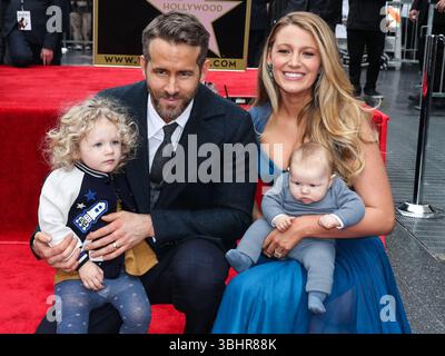 (DOSSIER) poursuite de Justin Baldoni contre Blake Lively rejetée par le juge fédéral. HOLLYWOOD, LOS ANGELES, CALIFORNIE, États-Unis - 15 DÉCEMBRE : L'acteur, producteur et homme d'affaires canado-américain Ryan Reynolds et son épouse/actrice américaine Blake Lively posent avec leurs filles James Reynolds et Inez Reynolds lors d'une cérémonie honorant Ryan Reynolds avec une star sur le Hollywood Walk of Fame - dédicace de la 2 596e star sur le Walk of Fame dans la catégorie Motion Pictures le 15 décembre 2015 à Hollywood, Los Angeles, Californie, États-Unis. (Photo de Xavier Collin/image Press Agency) Banque D'Images