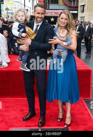 (DOSSIER) poursuite de Justin Baldoni contre Blake Lively rejetée par le juge fédéral. HOLLYWOOD, LOS ANGELES, CALIFORNIE, États-Unis - 15 DÉCEMBRE : L'acteur, producteur et homme d'affaires canado-américain Ryan Reynolds et son épouse/actrice américaine Blake Lively posent avec leurs filles James Reynolds et Inez Reynolds lors d'une cérémonie honorant Ryan Reynolds avec une star sur le Hollywood Walk of Fame - dédicace de la 2 596e star sur le Walk of Fame dans la catégorie Motion Pictures le 15 décembre 2015 à Hollywood, Los Angeles, Californie, États-Unis. (Photo de Xavier Collin/image Press Agency) Banque D'Images