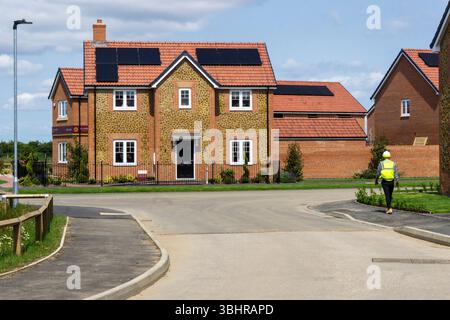 Nouvelle maison individuelle à double façade de quatre chambres à vendre à South Wootton à la périphérie de King's Lynn, Norfolk. Cellules PV ou panneaux solaires sur le toit. Banque D'Images