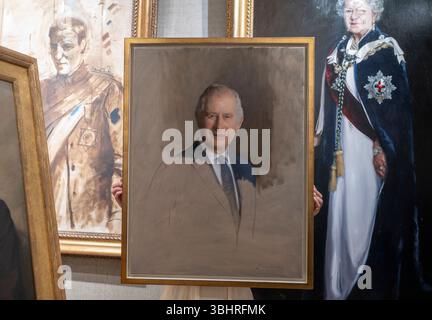Galerie Fine Art commissions, Londres, Royaume-Uni. 11 juin 2025. La galerie Rountree Tryon et Fine Art commissions présentent quatre générations de portraits de famille royale britannique pour Classic Art London (23 juin-4 juillet). Les œuvres comprennent : (au centre) : Simon Watkins (né en 1988). Croquis de travail de SM le roi Charles III, 2024, pour un portrait commandé par la Worshipful Company of Weavers. Crédit : Malcolm Park/Alamy Live News Banque D'Images