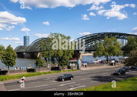 La rue Konrad-Adenauer-Ufer et le pont Hohenzollern, pont ferroviaire sur le Rhin, en arrière-plan la tour KoelnTriangle dans le de Banque D'Images