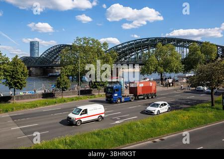 La rue Konrad-Adenauer-Ufer et le pont Hohenzollern, pont ferroviaire sur le Rhin, en arrière-plan la tour KoelnTriangle dans le de Banque D'Images