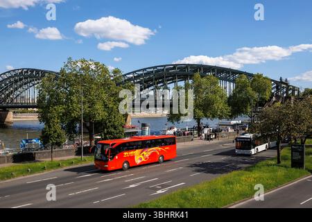 La rue Konrad-Adenauer-Ufer et le pont Hohenzollern, pont ferroviaire sur le Rhin, Cologne, Allemagne. Konrad-Adenauer-Ufer, Rheinuferst Banque D'Images