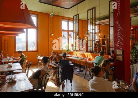 Budapest, Burghügel, Restaurant im Wächterhaus // Budapest, Castle Hill, Restaurant in Guard House *** Budapest, Castle Hill, Restaurant in Guard Hous Banque D'Images