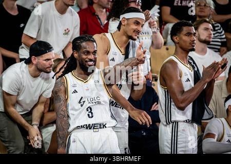Monaco, Monaco. 10 juin 2025. #3 Paris Lee, #13 Neal Sako et #6 Theo Maledon de l'ASVEL lors du match 4 en demi-finale du Championnat de France Betclic Elite de basket-ball entre L'AS Monaco et l'ASVEL Lyon Villeurbanne à la salle Gaston Medecin à Monaco le 10 juin 2025. Photo de Laurent Coust/ABACAPRESS.COM crédit : Abaca Press/Alamy Live News Banque D'Images