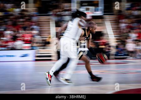 Monaco, Monaco. 10 juin 2025. #8 Jordan Loyd de Monaco vu en action avec #3 Paris Lee de l’ASVEL lors du match 4 en demi-finale du Championnat de France Betclic Elite de basket-ball entre L’AS Monaco et l’ASVEL Lyon Villeurbanne à la salle Gaston Medecin à Monaco le 10 juin 2025. Photo de Laurent Coust/ABACAPRESS.COM crédit : Abaca Press/Alamy Live News Banque D'Images