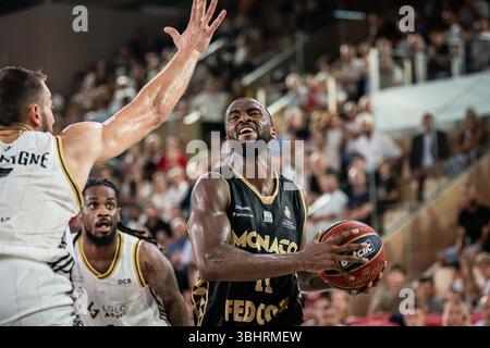 Monaco, Monaco. 10 juin 2025. #11 Alpha Diallo de Monaco vu en action avec #3 Paris Lee et #7 Joffrey Lauvergne d'ASVEL lors du match 4 en demi-finale du Championnat de France Betclic Elite de basket-ball entre L'AS Monaco et ASVEL Lyon Villeurbanne à la salle Gaston Medecin à Monaco le 10 juin 2025. Photo de Laurent Coust/ABACAPRESS.COM crédit : Abaca Press/Alamy Live News Banque D'Images