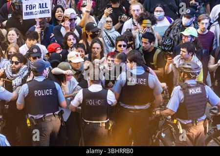 Chicago, États-Unis. 10 juin 2025. Les manifestants anti-GLACE et la police se dressent sur State Street dans le centre de Chicago, aux États-Unis, le 10 juin 2025. Les manifestations contre la répression de l'immigration par l'administration Trump se sont intensifiées et se sont étendues bien au-delà de Los Angeles, avec des milliers de personnes rassemblées dans au moins deux douzaines de villes mardi soir, ont rapporté les médias américains. POUR ALLER AVEC 'Roundup : les manifestations s'étendent au-delà DE LOS ANGELES à des dizaines de villes américaines' crédit : Vincent D. Johnson/Xinhua/Alamy Live News Banque D'Images