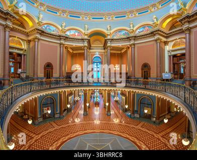 DES MOINES, IOWA, États-Unis - 3 MAI 2024 : à l'intérieur de la rotonde du Capitole de l'État de l'Iowa. Banque D'Images