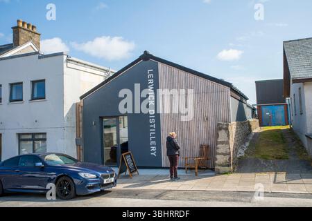 La nouvelle distillerie Lerwick sur Market Street, la première distillerie de whisky continentale des Shetland, alliant tradition, innovation et artisanat insulaire. Banque D'Images