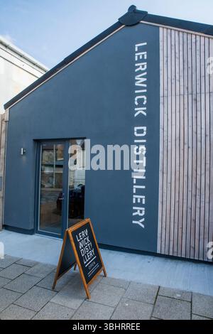 La nouvelle distillerie Lerwick sur Market Street, la première distillerie de whisky continentale des Shetland, alliant tradition, innovation et artisanat insulaire. Banque D'Images