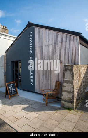 La nouvelle distillerie Lerwick sur Market Street, la première distillerie de whisky continentale des Shetland, alliant tradition, innovation et artisanat insulaire. Banque D'Images