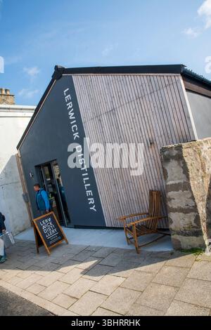 La nouvelle distillerie Lerwick sur Market Street, la première distillerie de whisky continentale des Shetland, alliant tradition, innovation et artisanat insulaire. Banque D'Images