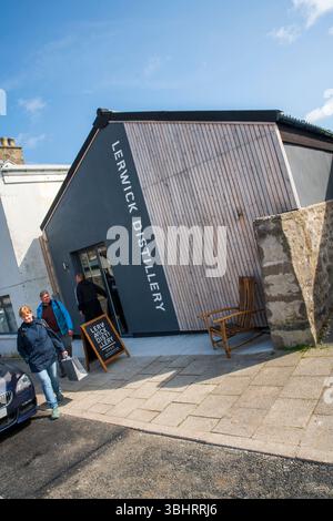 La nouvelle distillerie Lerwick sur Market Street, la première distillerie de whisky continentale des Shetland, alliant tradition, innovation et artisanat insulaire. Banque D'Images