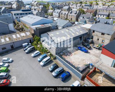 La nouvelle distillerie Lerwick sur Market Street, la première distillerie de whisky continentale des Shetland, alliant tradition, innovation et artisanat insulaire. Banque D'Images