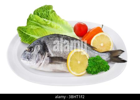 Dorure dorée et salade isolées sur fond blanc Banque D'Images
