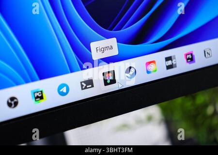 Poznan, Pologne - 6 juin 2025 : le logo coloré de l'application Figma affiché en évidence sur une barre des tâches de moniteur élégant, indiquant la disponibilité pour la création d Banque D'Images