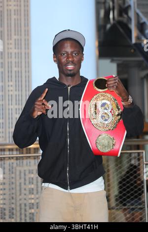 NEW YORK, NY - 10 JUIN 2025 : les boxeurs Richardson Hitchins et George Kambosos Jr. s'affrontent lors d'un événement promotionnel à l'Empire State Building avant leur prochain combat. L'occasion de prendre des photos a eu lieu sur la terrasse d'observation, offrant des vues emblématiques de Manhattan alors que les combattants posaient pour la presse et les fans. (Photo : Giada Papini Rampelotto/EuropaNewswire). Banque D'Images