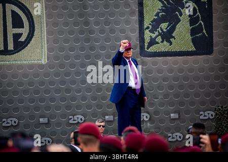 Le président Donald J. Trump assiste à la célébration du 250e anniversaire de l’armée américaine à Fort Bragg, en Caroline du Nord, le 10 juin 2025. Trump s’est joint aux militaires, aux familles et aux membres de la communauté pour commémorer 250 ans d’histoire, de service et de sacrifice dans l’armée. (Photo de l'armée américaine par Jaquari Lindsey) Banque D'Images