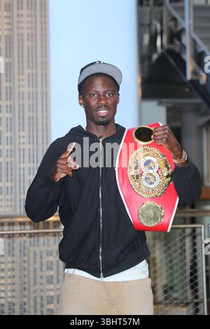 NEW YORK, NY - 10 JUIN 2025 : les boxeurs Richardson Hitchins et George Kambosos Jr. s'affrontent lors d'un événement promotionnel à l'Empire State Building avant leur prochain combat. L'occasion de prendre des photos a eu lieu sur la terrasse d'observation, offrant des vues emblématiques de Manhattan alors que les combattants posaient pour la presse et les fans. (Photo : Giada Papini Rampelotto/EuropaNewswire/Sipa USA). Banque D'Images