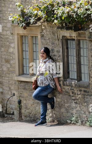 Astrtle Combe, Royaume-Uni. 11 juin 2025. Visiteurs posant. Castle Combe, a . Wiltshire village sur le bord des Cotswolds est populaire auprès des touristes du monde entier. Sur la photo sont les visiteurs d'aujourd'hui qui apprécient le village ; prendre et poser pour des photos comme si la rue principale est un plateau de cinéma, plutôt qu'à l'extérieur de la maison de quelqu'un. Crédit : JMF News/Alamy Live News Banque D'Images